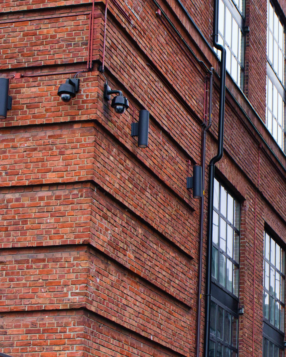 Bâtiment industriel en brique aux larges verrières