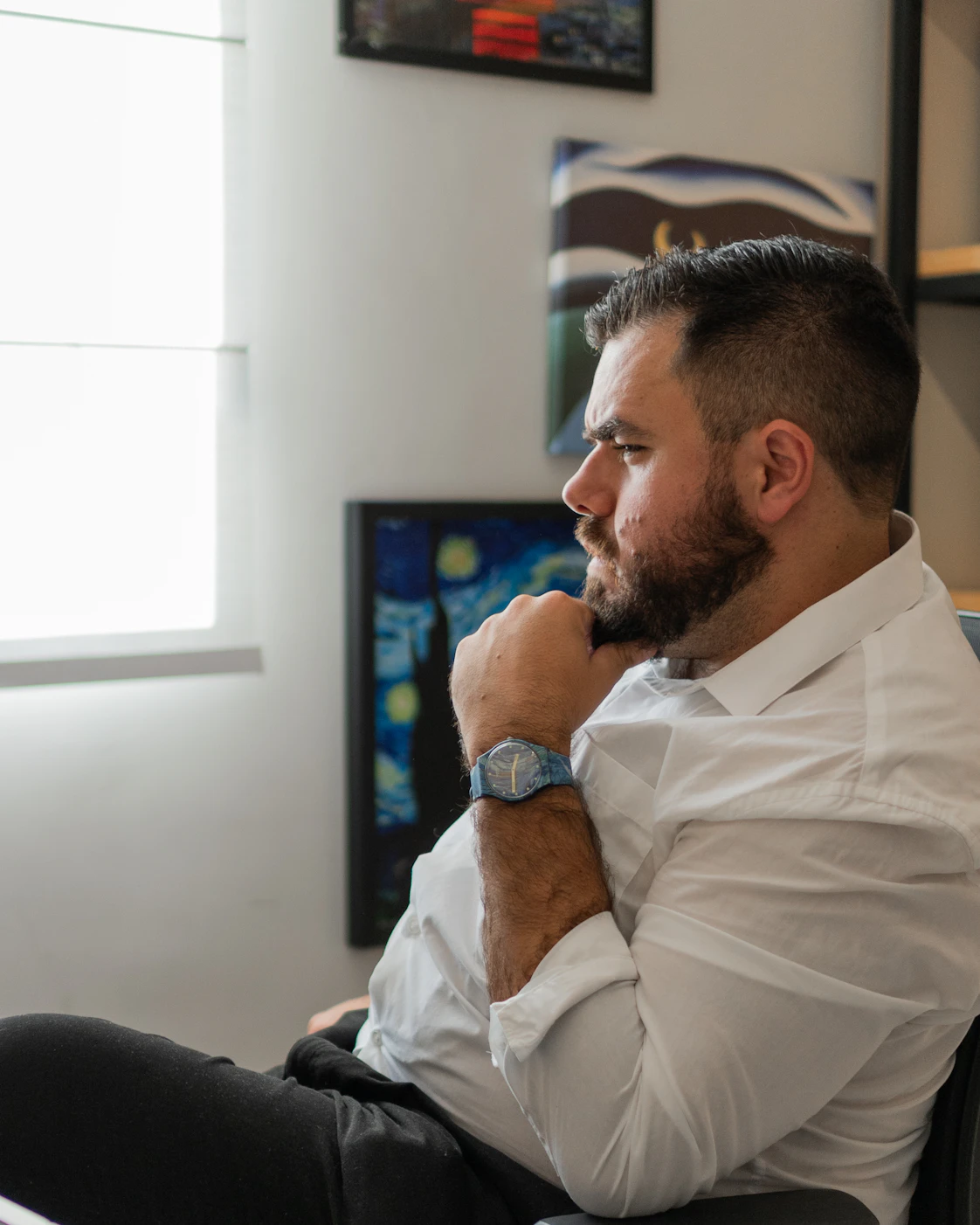 Conseiller en réflexion dans un bureau lumineux