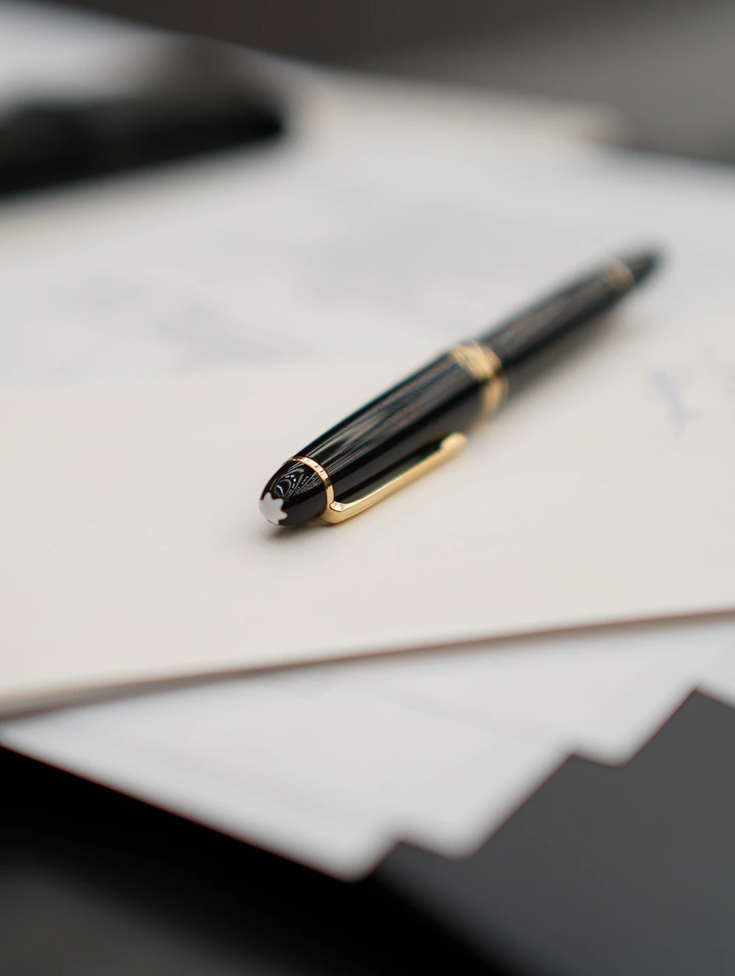 Stylo posé sur un dossier de documents
