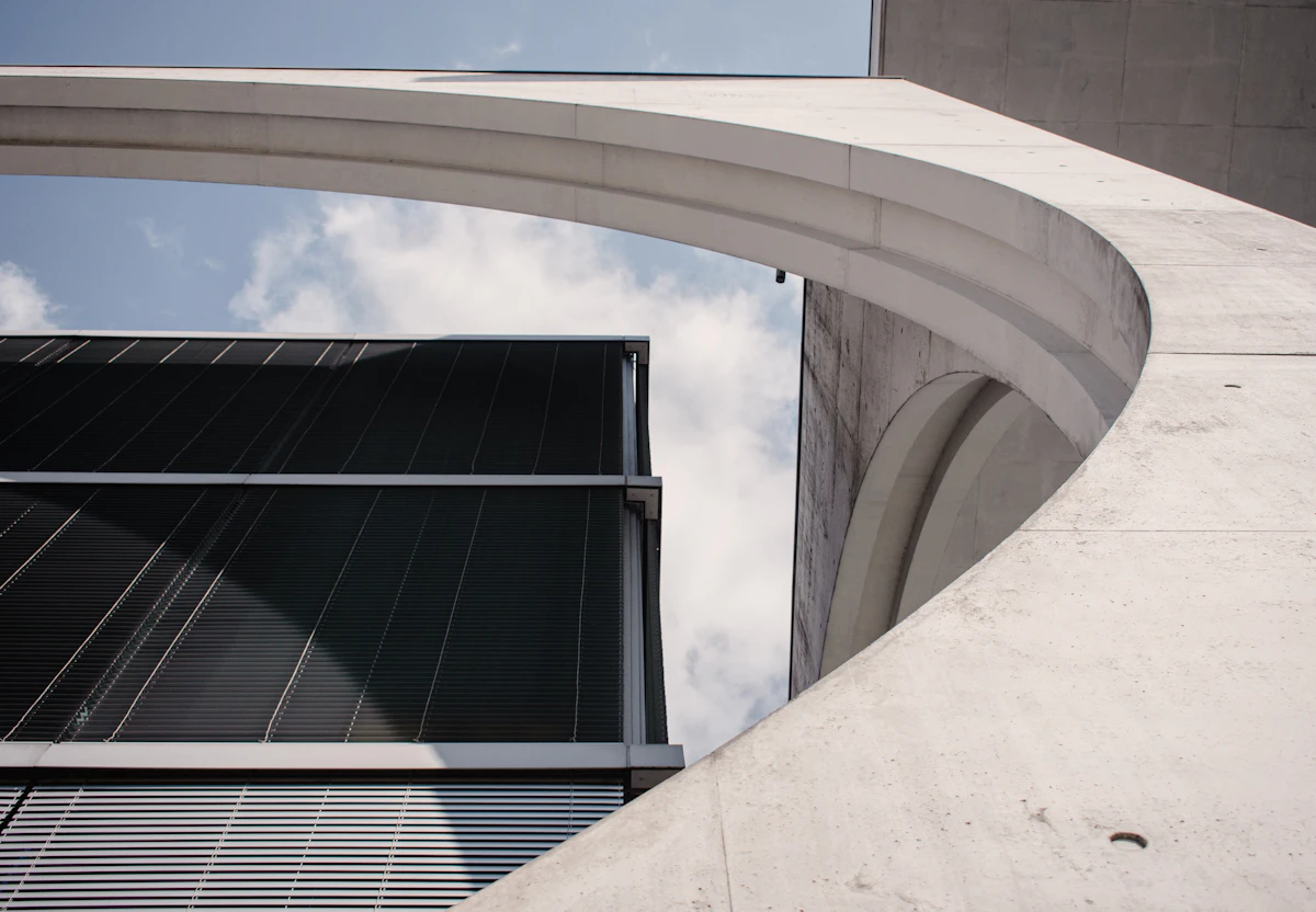 Architecture contemporaine en béton et verre